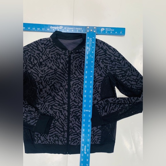 Lululemon Noir Lightweight Mesh Bomber Jacket - Picture 6 of 7